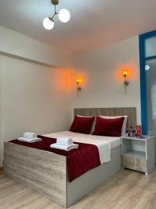 1 dormitorio con 1 cama grande con almohadas rojas en PANORAMA CITY SUITE, en Estambul
