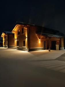 um edifício com luzes de lado à noite em Chalet Momage dichtbij Skiliften, Skiverhuur en Bikepark! em Winterberg