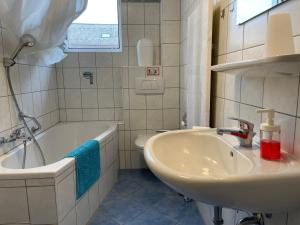 Koupelna v ubytování Ochsenfurt am Main 5 Zimmer Küche Parkplatz