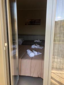 1 dormitorio con 2 camas y toallas plegables. en Gerberarooms en Pozzilli