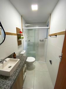 a bathroom with a shower and a sink and a toilet at Acolhedor 2 quartos em ipiabas in Barra do Piraí