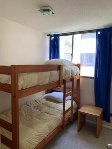 1 Schlafzimmer mit 2 Etagenbetten und einem Fenster in der Unterkunft DEPTOS LA SERENA in Coquimbo