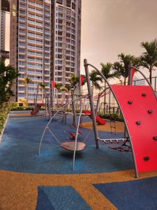 um parque infantil numa cidade com um escorrega vermelho em Sea view Bali Residence Melaka em Malaca