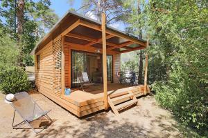 Camping les Campagnes外面的花园