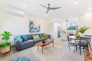 Χώρος καθιστικού στο 'Botanica Paradiso' A Vibrant Nightcliff Solace