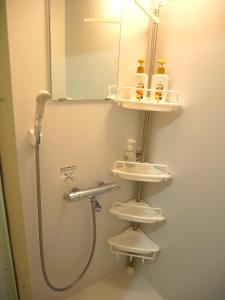 a bathroom with two sinks and a shower with a mirror at 駅前宿舎 禪 shared house zen in Eiheiji