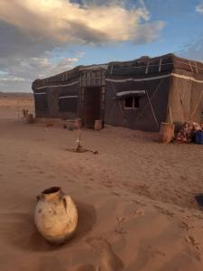 uma tenda no meio do deserto em Sahara Peace em M'hamid