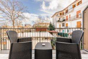 - Balcón con sillas, mesa y valla en Costa Blu en Agerola