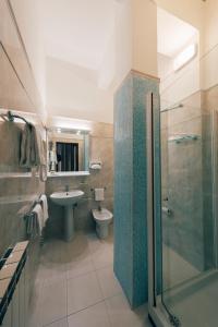 uma casa de banho com um WC, um lavatório e um chuveiro em Hotel San Luca em Cortona
