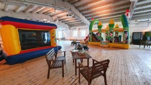 25 Premium Camping Pod في Silberstedt: غرفة لعب مع مجموعة من ألعاب الممرات