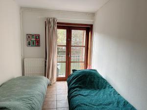 sala de estar con sofá y ventana en Appartement centre ville en Tournai