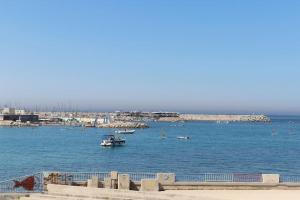 Fotografia z galérie ubytovania LES PIEDS DANS L'EAU VUE EXCEPTIONNELLE SUR LA MER v destinácii Marseille