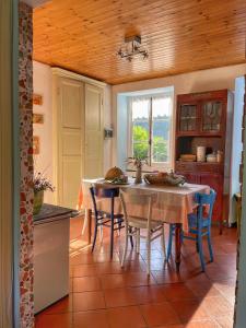 BorzonascaにあるLa casa con giardino tra borghi, boschi cascate e naturaのキッチン(テーブル、椅子付)