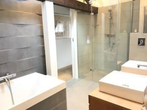 a bathroom with two sinks and a shower at L'Appartement des Artistes avec Terrasse in Kaysersberg