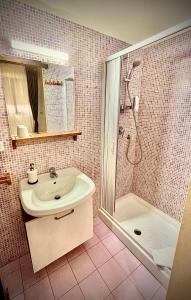 ein Bad mit einem Waschbecken und einer Dusche in der Unterkunft Il Sole in Trani