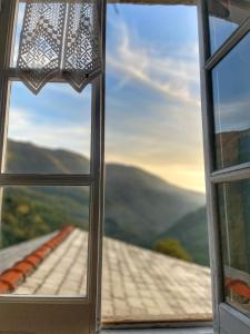 BorzonascaにあるLa casa con giardino tra borghi, boschi cascate e naturaの山の景色を望む開閉可能な窓