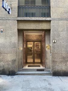 une porte menant à un bâtiment avec deux portes dans l'établissement Domus Uffizi, à Florence