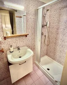 特拉尼的住宿－Il Sole，一间带水槽和淋浴的浴室