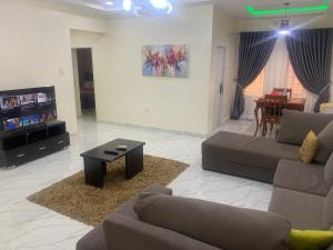 A seating area at Cozy 2 Bedroom apt with free WiFi - Konar Apartments