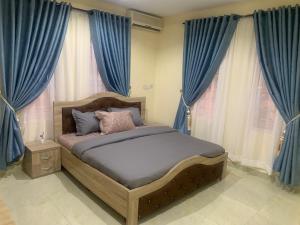 A bed or beds in a room at Cozy 2 Bedroom apt with free WiFi - Konar Apartments