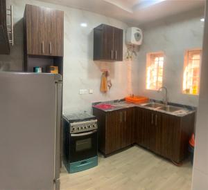A kitchen or kitchenette at Cozy 2 Bedroom apt with free WiFi - Konar Apartments