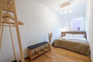 een slaapkamer met een bed en een ladder bij Art Design Home Firenze in Florence