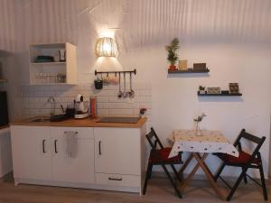 cocina con mesa, mesa y sillas en Apartamento Bulería, en Jerez de la Frontera