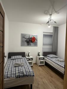 Säng eller sängar i ett rum på Pruszkowskie mieszkanko