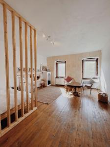 ein Zimmer mit einem Bett und einem Tisch und Stühlen in der Unterkunft Cottage43 in Bărcuţ + 39 Fotos