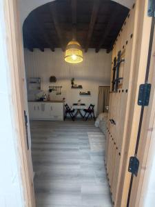 un pasillo que conduce a una cocina con una mesa. en Apartamento Bulería, en Jerez de la Frontera