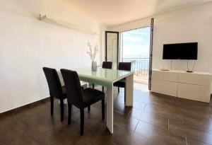 TV a/nebo společenská místnost v ubytování Apartamento exclusivo en primera línea de mar