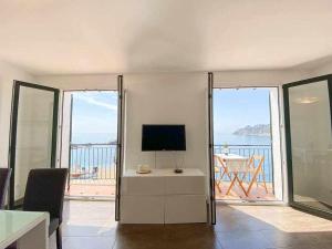 TV a/nebo společenská místnost v ubytování Apartamento exclusivo en primera línea de mar