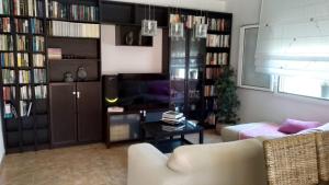 sala de estar con sofá y TV en Arel, en Riumar