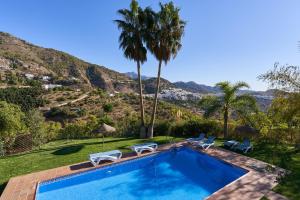 - une piscine avec vue sur la montagne dans l'établissement Group Villa 14 Pool wifi Air, à Frigiliana