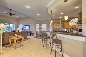 アポロ・ビーチにあるWaterfront Gem with Pool and Dock in Apollo Beachのキッチン、リビングルーム(バー、ソファ付)