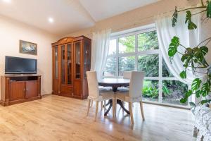 TV a/nebo společenská místnost v ubytování New House, Private Garden & Parking City Center