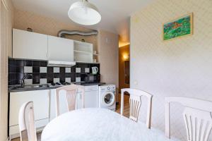 Kuchyň nebo kuchyňský kout v ubytování New House, Private Garden & Parking City Center