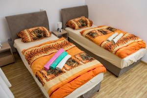 een kamer met twee bedden met handdoeken erop bij Apartman Lazar in Pale