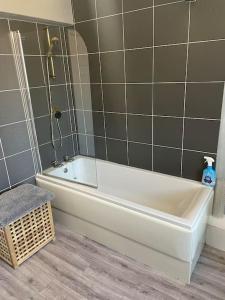a bathroom with a white bath tub in a room at Haworth Prime Location 3 Bedroom Duplex Apartment in Haworth