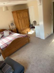 a bedroom with a bed and a desk and a chair at Haworth Prime Location 3 Bedroom Duplex Apartment in Haworth