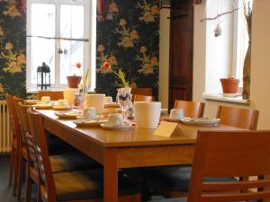 a wooden table with chairs and a tableasteryasteryasteryasteryasteryasteryasteryastery at Landhotel Possendorf in Weimar