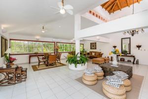 soggiorno con pavimento piastrellato bianco. di Casa de Campo Luxury Villas - Private Paradise at La Romana a La Romana
