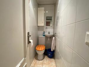a small bathroom with a toilet and a sink at Espectacular apartament a Palamós centre! Amb WIFI in Palamós