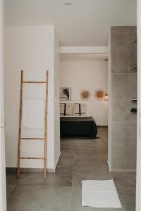una habitación con una cama y una escalera en ella en Nid Kreyol, en Sainte-Anne