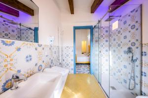 y baño con ducha y lavamanos. en Costa Blu en Agerola