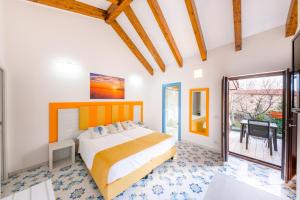 1 dormitorio con 1 cama grande y balcón en Costa Blu, en Agerola
