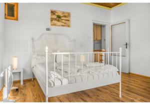 Welcoming 2BR Apt. Near Danube & Millenium Tower客房内的一张或多张床位