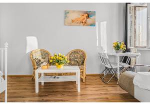 Welcoming 2BR Apt. Near Danube & Millenium Tower的休息区