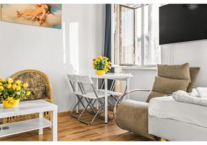 维也纳Welcoming 2BR Apt. Near Danube & Millenium Tower的带沙发和桌子的客厅
