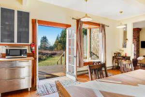 cocina y comedor con puerta corredera de cristal en Milagra Guest House, en Lopez